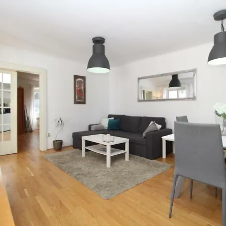 Mirrors Apartament *