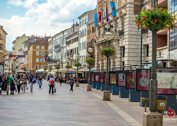 Mirrors Apartament *