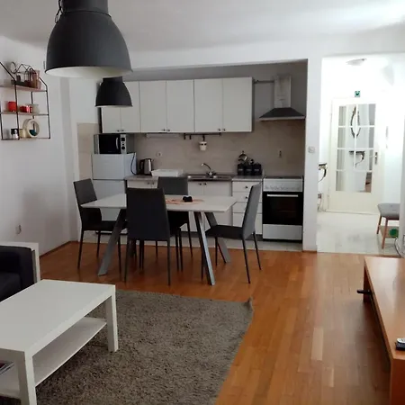 Mirrors Apartman *