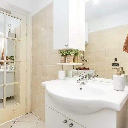 Mirrors Apartment *