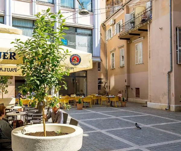 アパート Mirrors